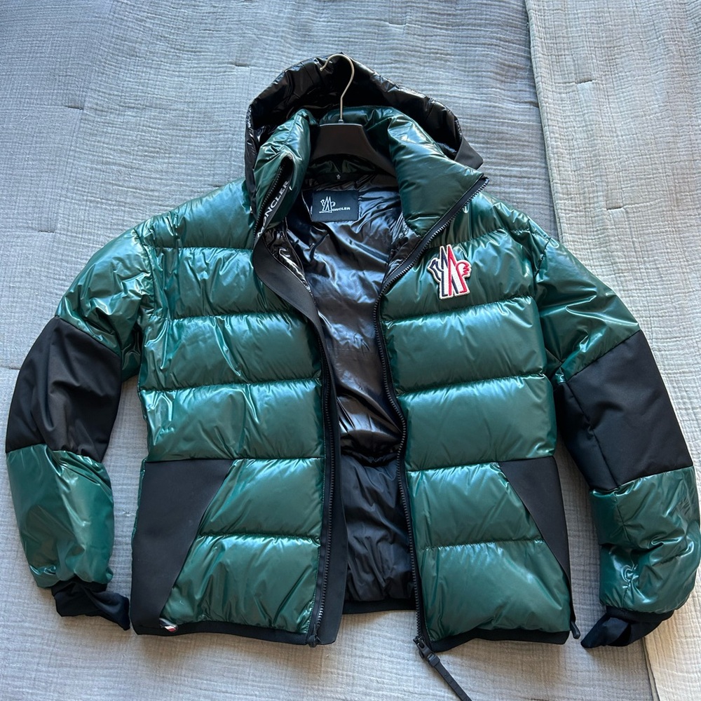 Moncler Grenoble men’s green winter jacket. Can be used for skiing.